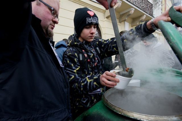 WOŚP gra na Rynku w Tarnowie.

Zobacz też: WOŚP gra na...