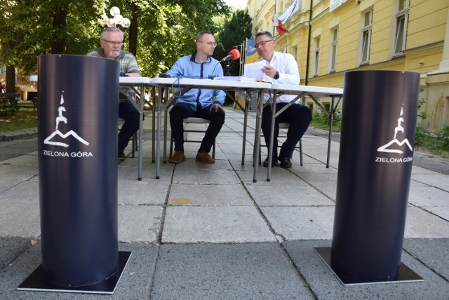 Od lewej: Andrzej Brachmański, Robert Rewak, Janusz Kubicki podczas podpisania umowy na budowę systemu słupków, który ograniczy wjazd aut na zielonogórski deptak.