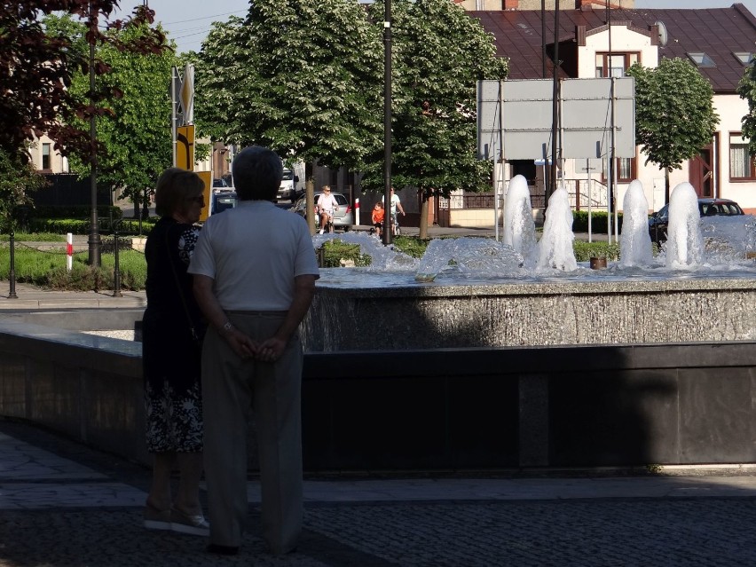 Plac Wolności w Działoszynie. Fontanna i alejki pełne zieleni przyciągają mieszkańców [ZDJĘCIA]