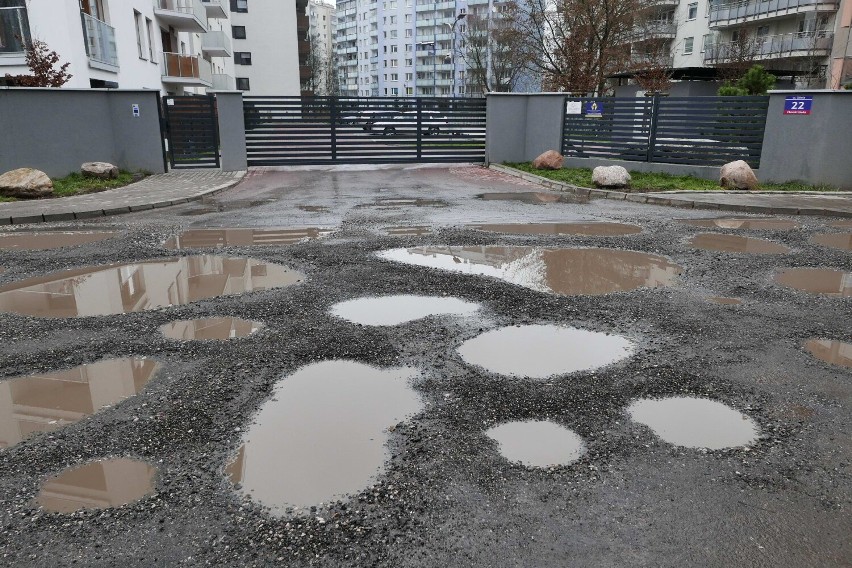 Fatalna nawierzchnia ulicy Żółwiej. "Jak na księżycu". Czy dzielnica oszukała mieszkańców? Radny rozważa oddanie sprawy prokuraturze