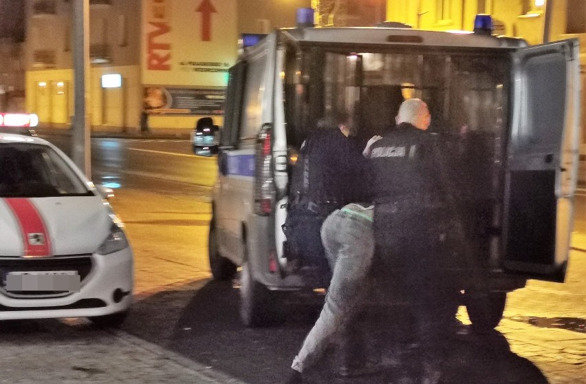Awantura w centrum Włocławka. Zaatakowano i znieważono policjanta [zdjęcia]