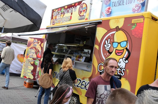 W Kruszwicy pod Mysią Wieżą zjechały się Food Trucki. To już drugi zlot barów na kółkach w tym mieście