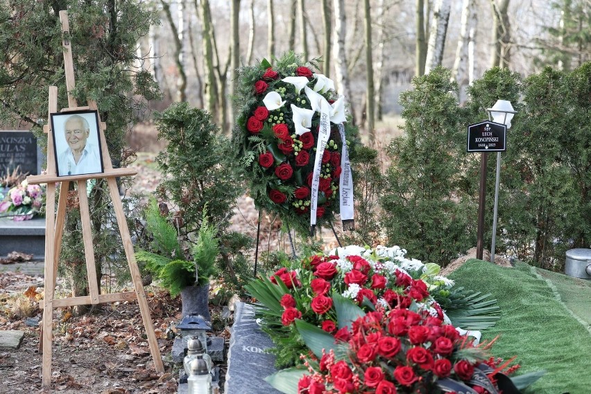 Artysta został pochowany w sobotę, 23 grudnia na cmentarzu...