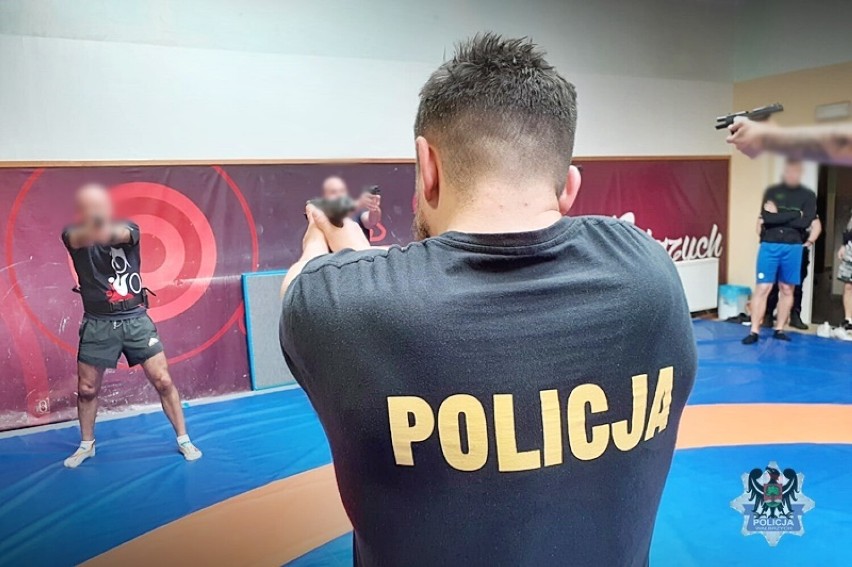 Kontrterroryści z Wrocławia rozkładają na łopatki policjantów z kolejnych dolnośląskich jednostek