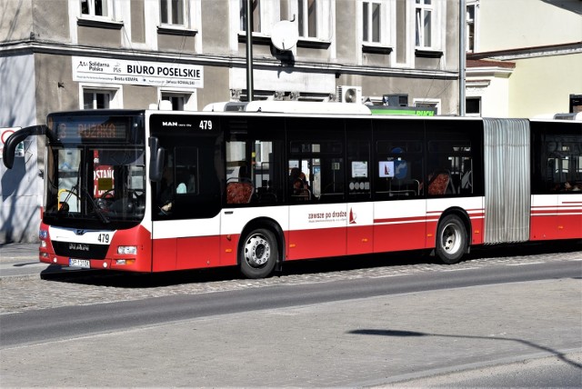 Koronawirus w Opolu. Autobusy Miejskiego Zakładu Komunikacyjnego często kursują bez pasażerów. Przystanki są albo puste, albo czekają na nich pojedyncze osoby.