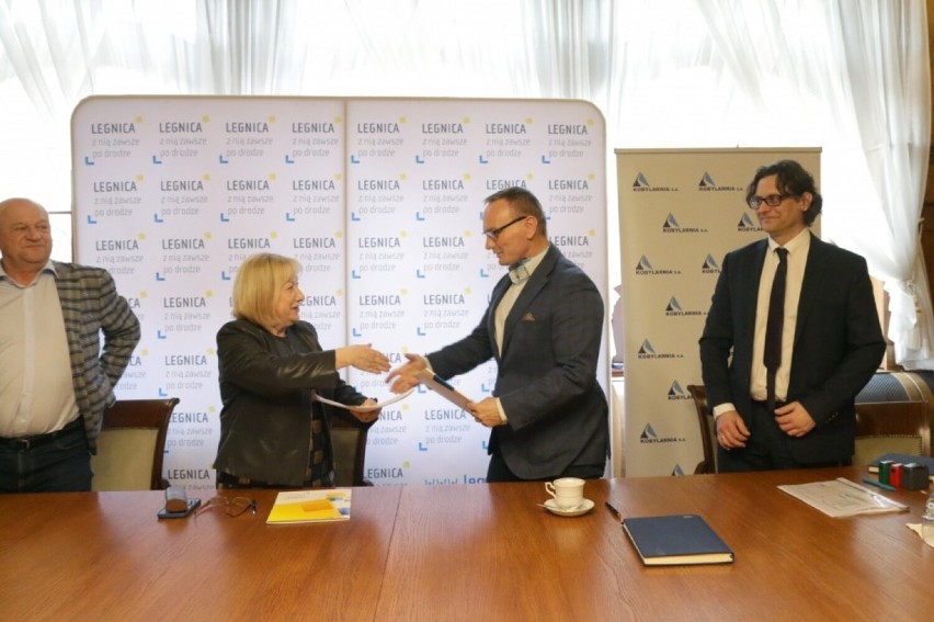 Podpisano umowę z wykonawcą na III etap budowy zbiorczej drogi południowej w Legnicy