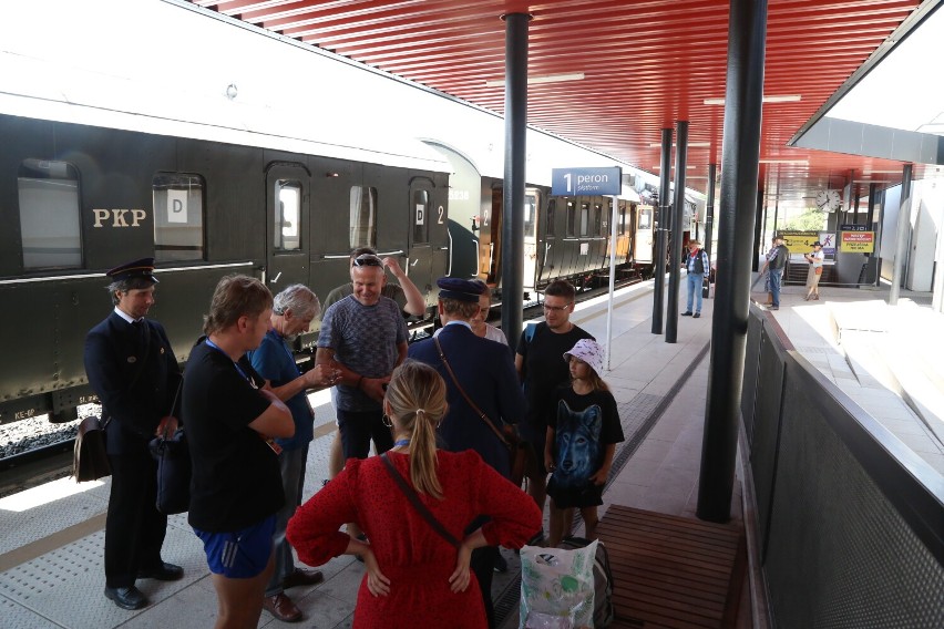 Express w Samo Południe przemierza dziś szlak kolejowy z Wolsztyna do Włoszakowic.