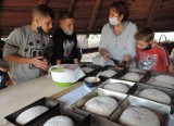 Warsztaty pieczenia chleba w "Nadwarciańskim Grodzie" dla dzieci i młodzieży - ZDJĘCIA