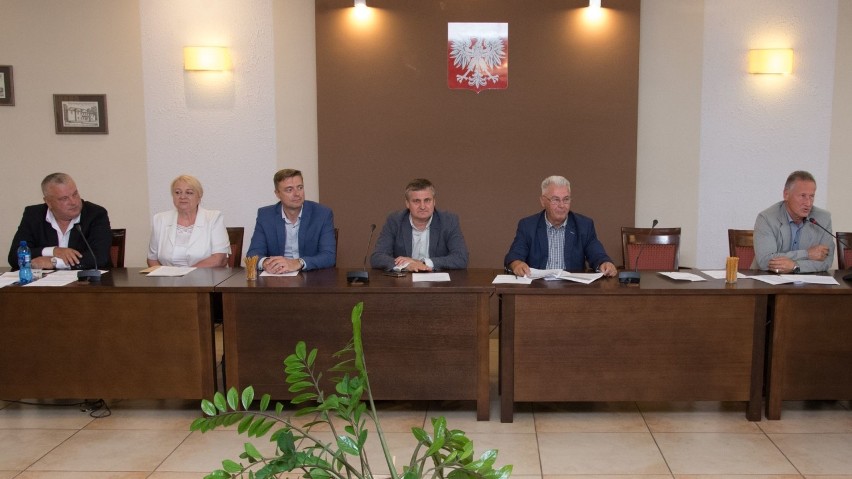 Radomsko: O inwestycjach drogowych, zwalczaniu ASF i wilkach na komisji w powiecie