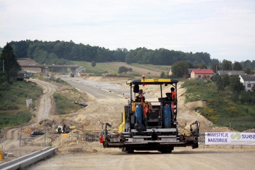 Milion ton asfaltu na ekspresówkę między Kraśnikiem a Lublinem. Zobacz postęp przy budowie trasy S19