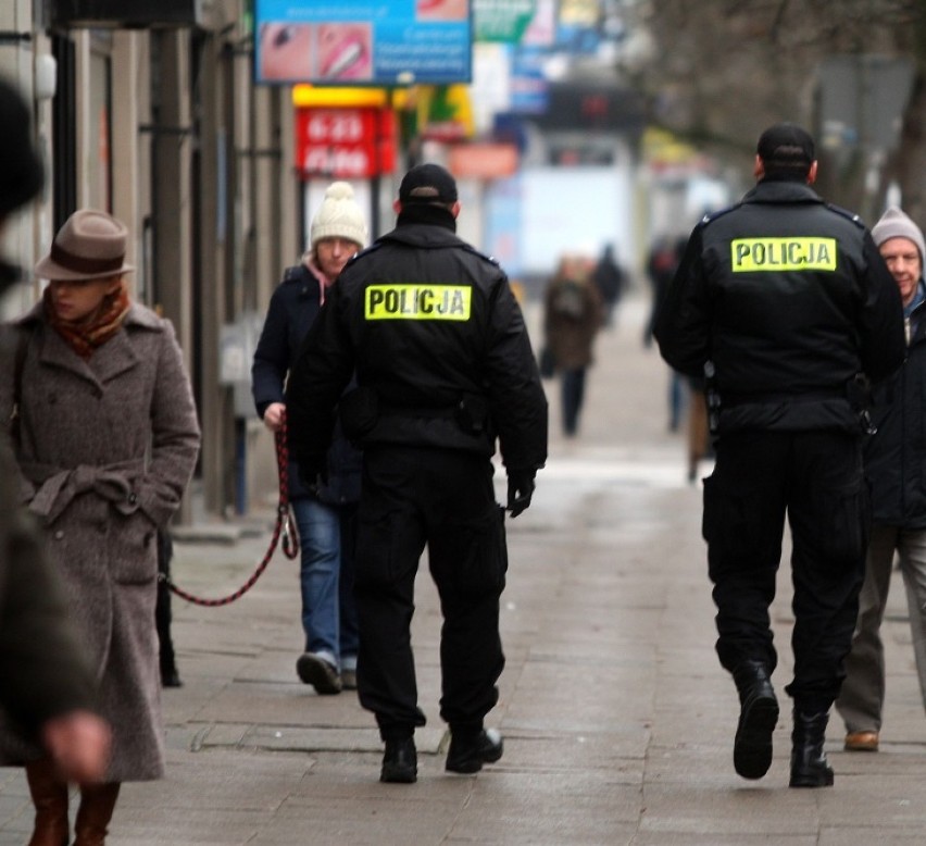 Policjanci pilnują młodych ludzi na ulicach miasta