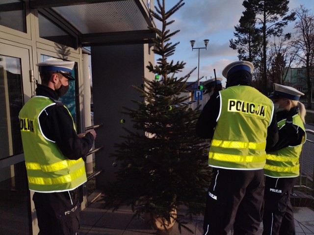 Policjanci ze Szczecinka dekorują choinkę odblaskami