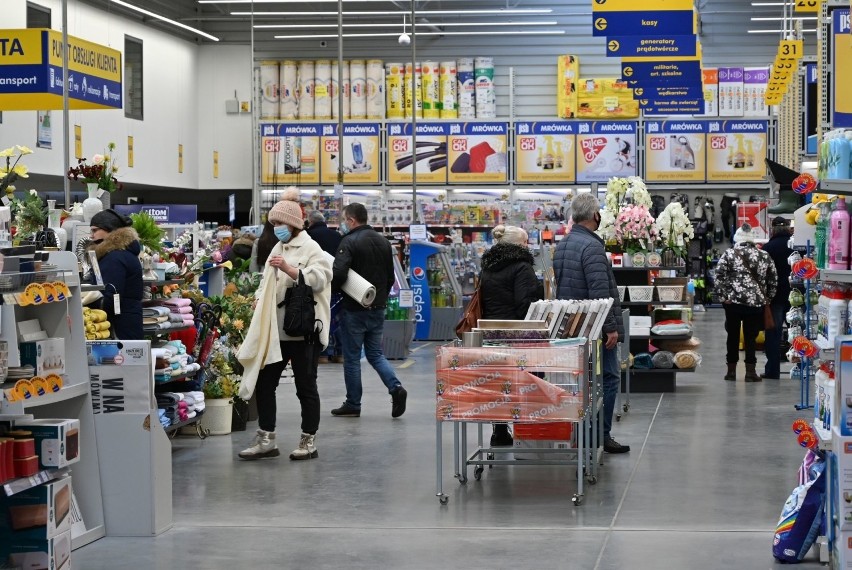 Sporo ludzi wybrało się do marketów budowlanych w Kielcach w...