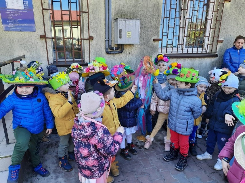Przedszkolaki, w kapeluszach przeszły ulicami Poraju. Na powitanie wiosny ZDJĘCIA