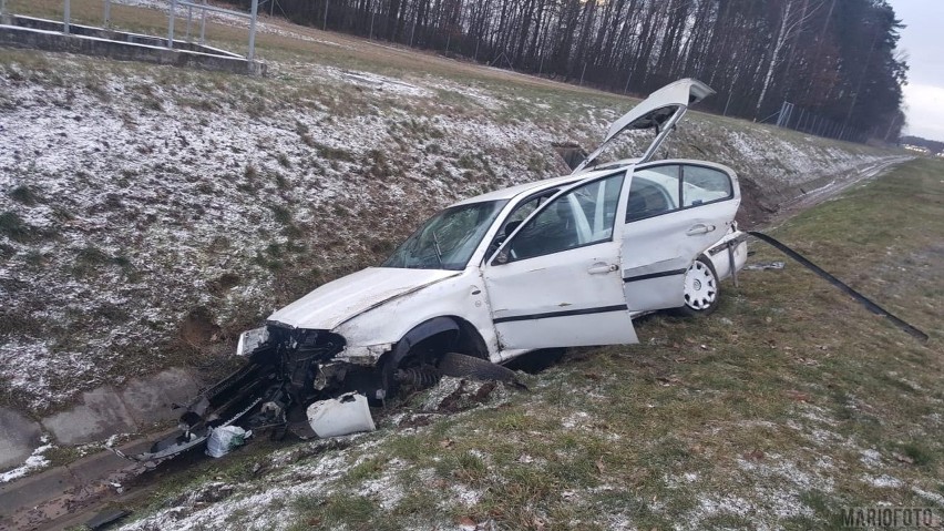 Wypadek na autostradzie A4 pod Opolem. Skoda rozbiła się o nasyp