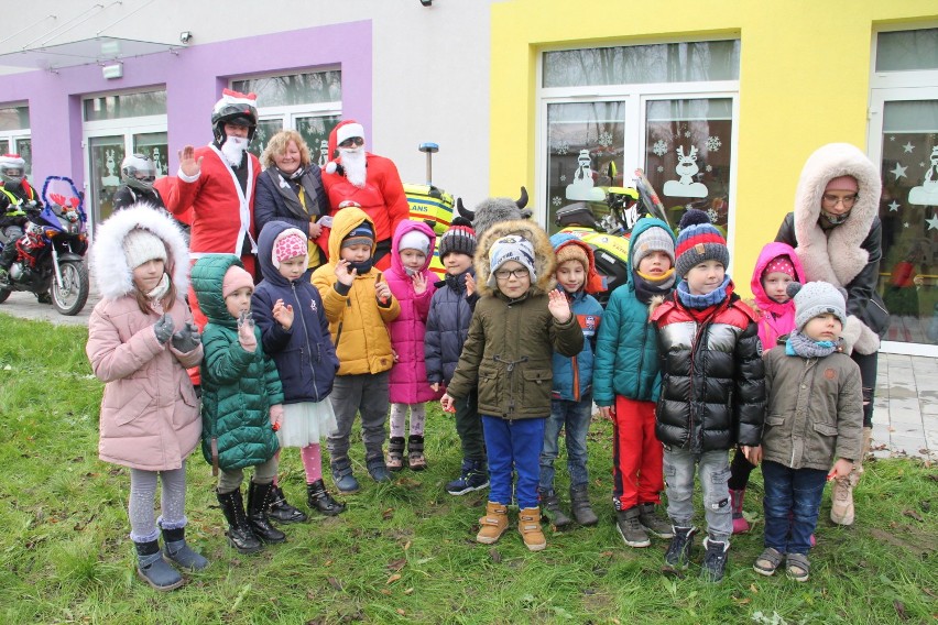 Brzeziny. Mikołaje na motocyklach odwiedziły dzieci w przedszkolu i żłobku