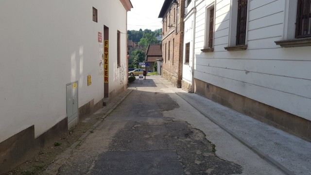 Fragment ulicy Kącik w Bochni, który zostanie objęty przebudową; od lat to miejsce nie jest wizytówką centrum Bochni