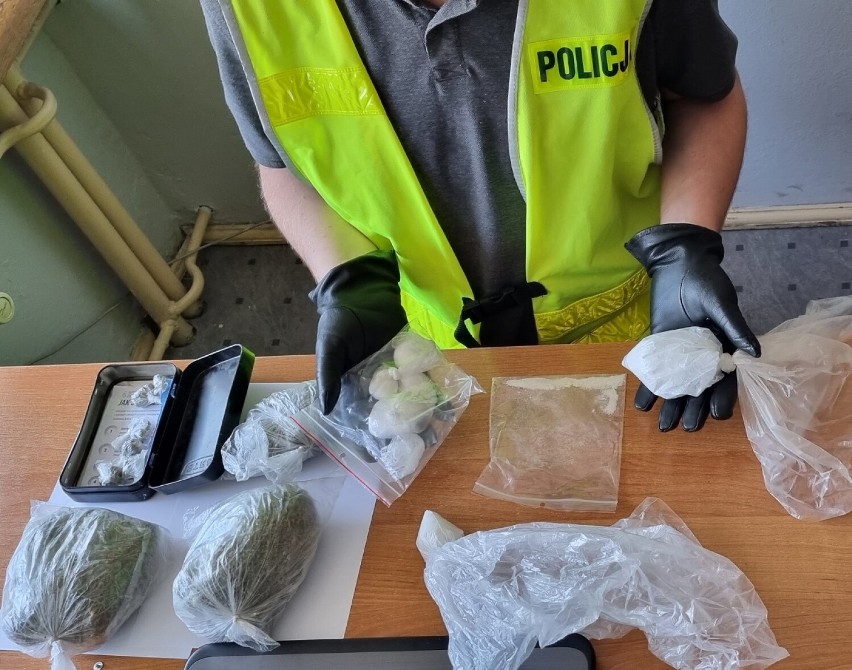Policjanci zatrzymali dwóch włocławian i zabezpieczyli ponad 180 gramów narkotyków [zdjęcia]