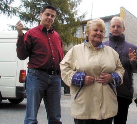 Paweł Kiełkowski (z lewej), Stefania Nowak i jej syn Jan podtrzymują swoje obawy związane z przyszłymi sąsiadami.
