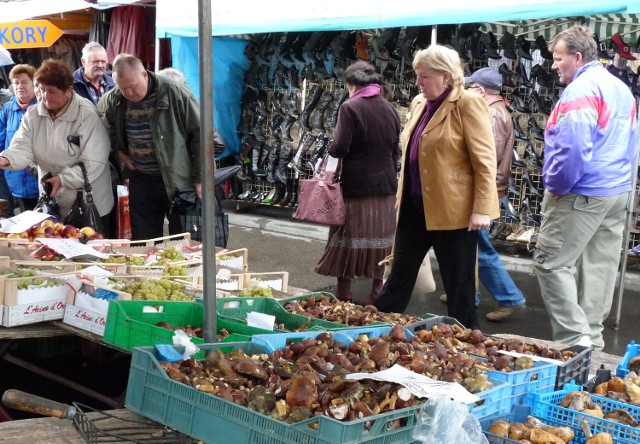 Ludzie na targu w Żywcu najczęściej kupują owoce, warzywa, ubrania i buty, bo te produkty i artykuły są zazwyczaj tańsze niż w sklepach.