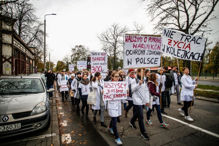 Kolejki coraz dłuższe, lekarzy coraz mniej. Warszawskie szpitale biją na alarm. Czy niedługo nie będziemy mieli się gdzie leczyć?