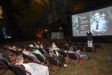 Szamotuły. Kino plenerowe w Parku Zamkowym: dobry film, leżaki i gwiazdy nad głowami