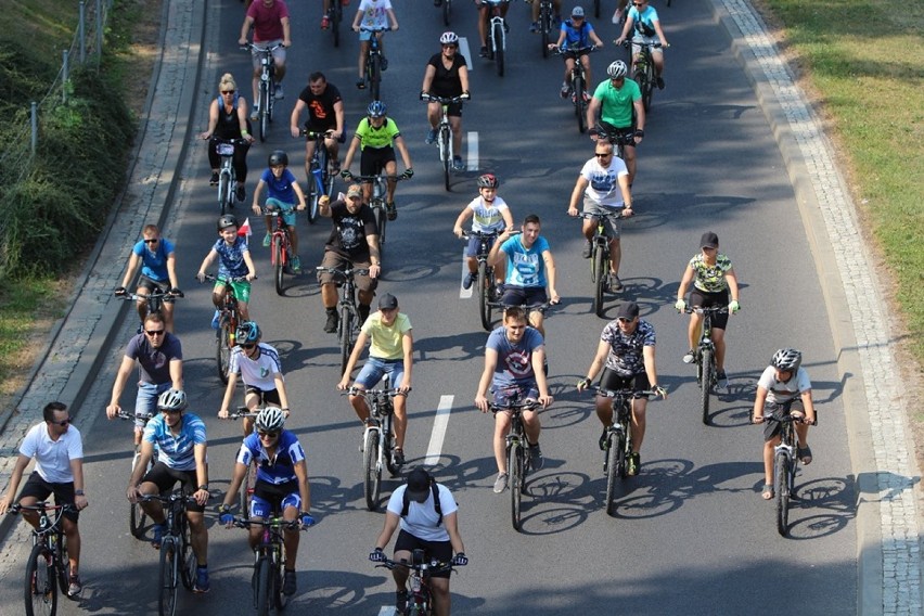 GORZÓW WLKP. Rekordowa masa rowerowa w Gorzowie! Tłum rowerzystów przejechał przez miasto! [ZDJĘCIA]