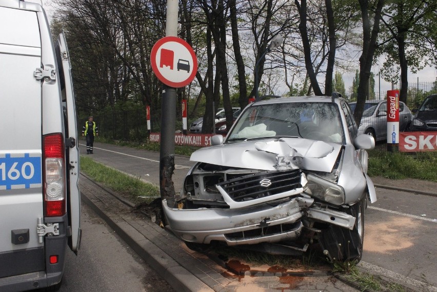 Wypadek na Włókniarzy w Łodzi. Suzuki wjechało w latarnię 