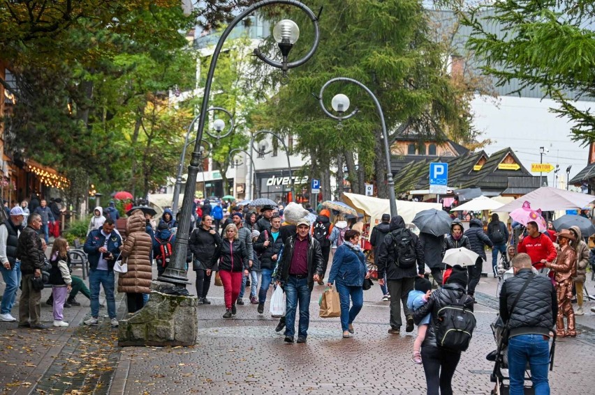 Zakopane. Październik, a tu takie tłumy na Krupówkach. W górach sezon nigdy się nie kończy 