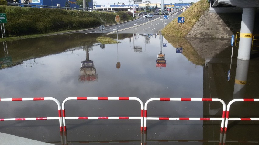 Katowice: Zjazd do Ikei zalany. Stoją autobusy. Na Roździeńskiego utworzył się korek [WIDEO, ZDJĘCIA]