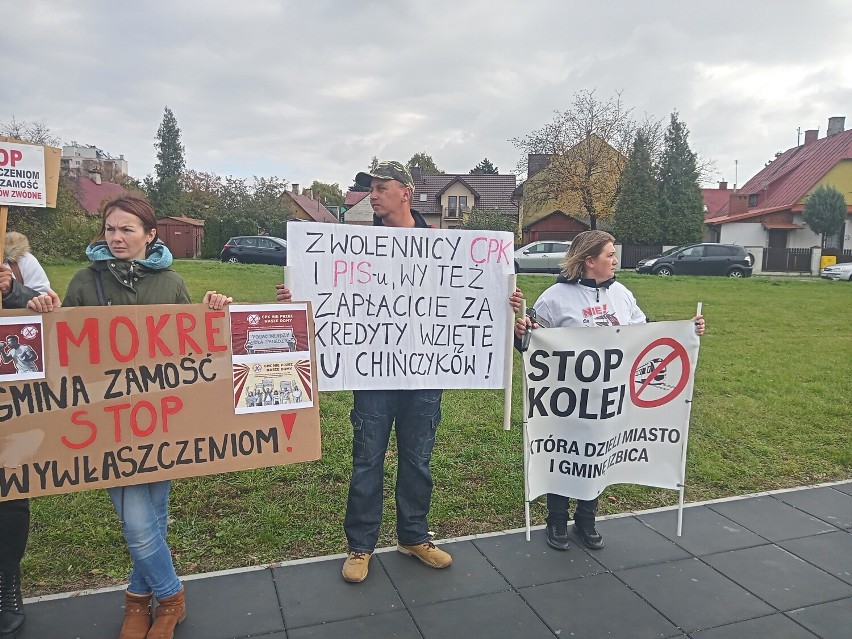 Protestowali przeciw CPK podczas spotkania z Jarosławem Kaczyńskim w Zamościu. Zobacz zdjęcia