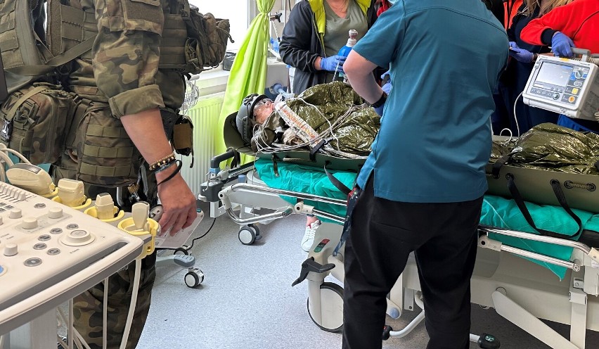 Ranny żołnierz w częstochowskim szpitalu. Został przetransportowany przez wojskowy śmigłowiec
