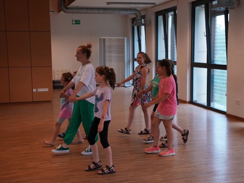 Podczas warsztatów dzieci mogły poznać kroki  tańca ludowego
