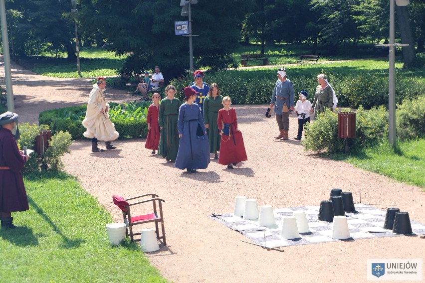 Turniej szachowy rozegrano za zamku w Uniejowie. Zawody miały wyjątkową oprawę ZDJĘCIA