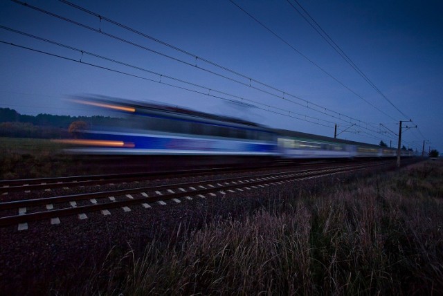 Uwaga: Zmiana czasu z letniego na zimowy - pociągi PKP Intercity pojadą inaczej w nocy z soboty na niedzielę [LISTA POCIĄGÓW, OBOSTRZENIA]