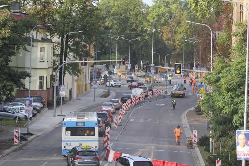 Drogowcy wylewają asfalt na pl. Słowiańskim i ul. Wjazdowej w Legnicy