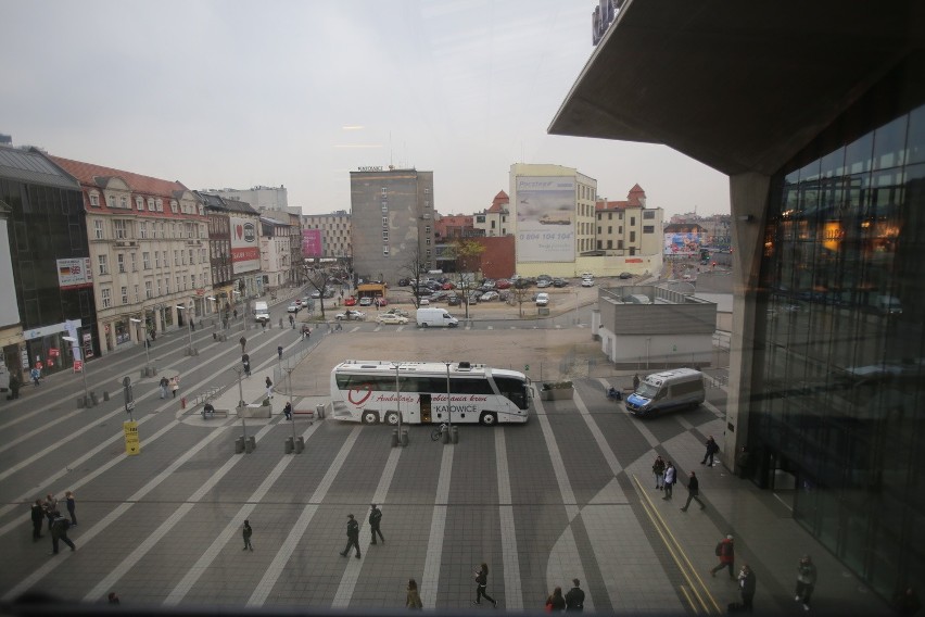 Plac Szewczyka obecnie: widok na dworzec PKP i Galerię...