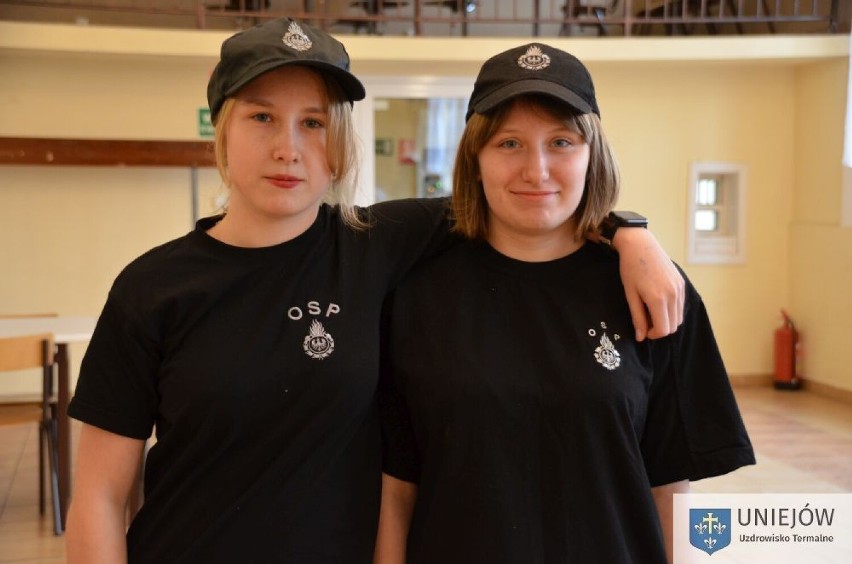 5 par bliźniaków w młodzieżówce. Niezwykła drużyna działa w OSP w Rożniatowie w gminie Uniejów ZDJĘCIA