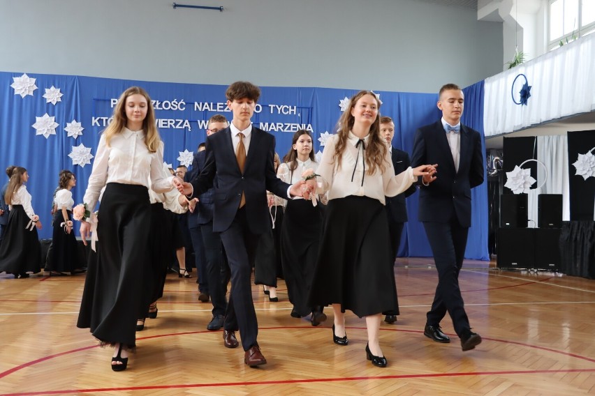 Zgodnie z tradycją ósmoklasiści zatańczyli poloneza