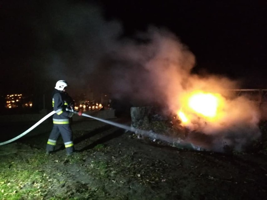 Pożar na cmentarzu. Godzinna walka z płomieniami [ZDJĘCIA]