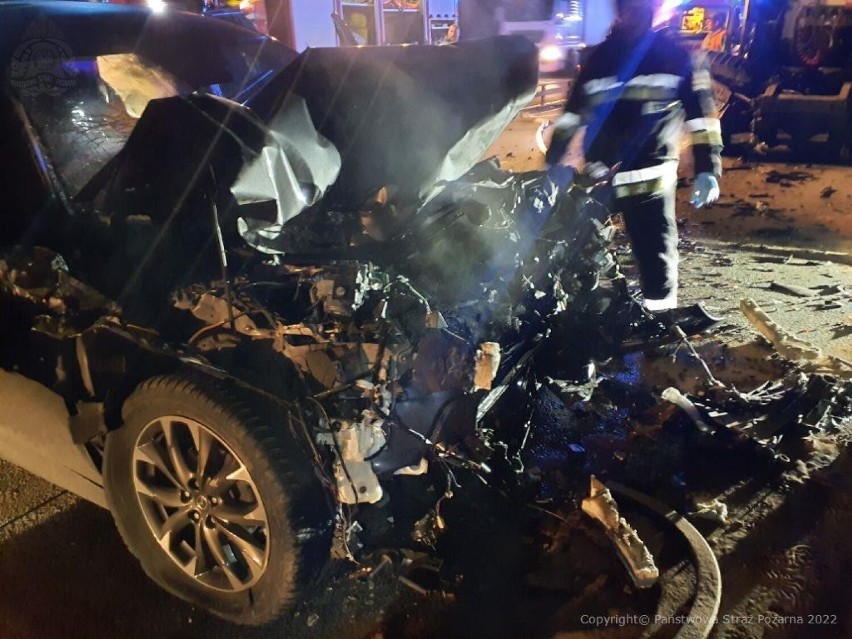 Wypadek na autostradzie A1 między Radomskiem a Kamieńskiem. Samochód osobowy uderzył w holowaną ciężarówkę