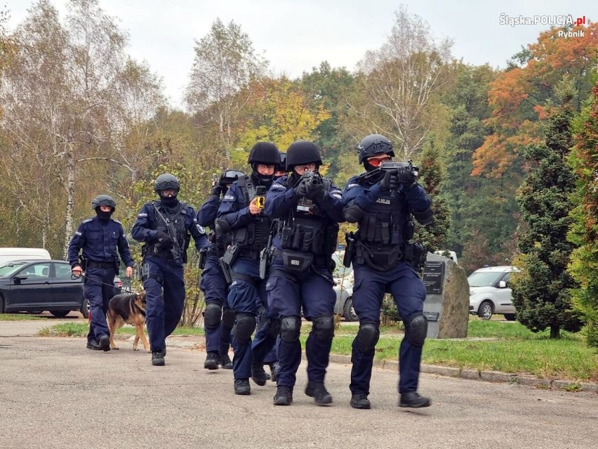 Wspólne ćwiczenia policjantów i strażaków w Rybniku, na...