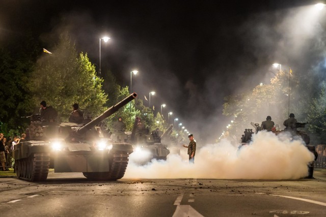 Czołgi i wojsko nocą na ulicach Warszawy. Co się stało?