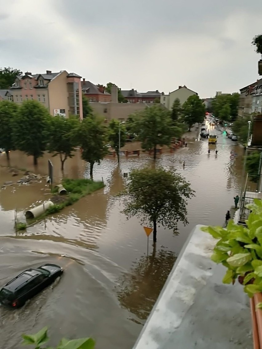 Ile samochodów można umyć deszczówką z jednego dachu?