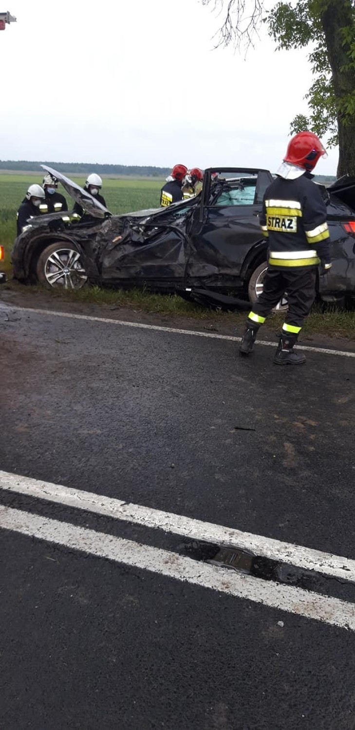 Śmiertelny wypadek koło Pajęczna. 23-letni kierowca rozbił bmw na drzewie. Zginął na miejscu FOTO