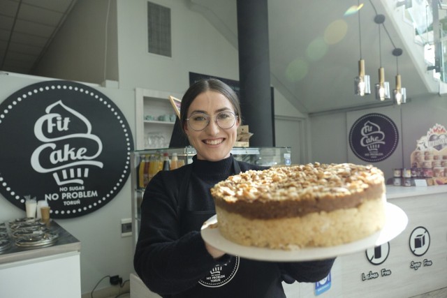 Iwona Araszewska pracuje w Fit Cake'u, gdzie codziennie możemy kupić pyszne ciasta bez cukru i bez glutenu