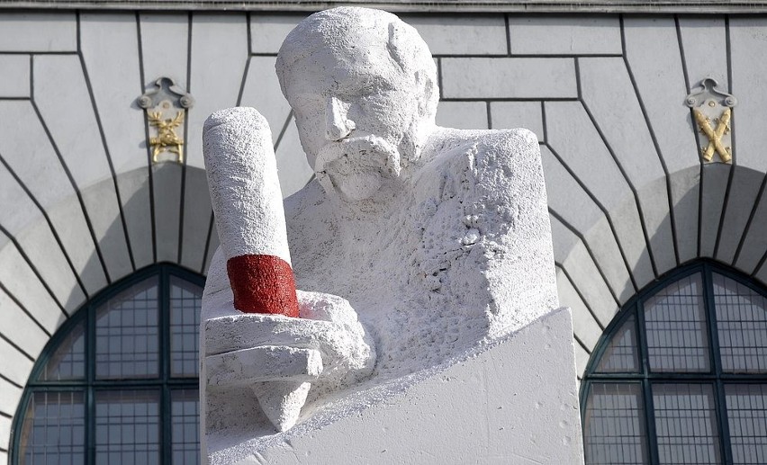 Rzeźba Wałęsy trzyma w ręku legendarny długopis, którym...