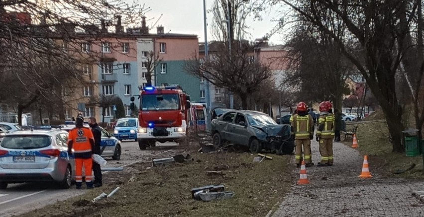 Wypadek na 26 Marca w Wodzisławiu Śl. Daewoo lanos uderzył w latarnię. Kierowca jechał za szybko. Nie miał prawa jazdy i był pijany