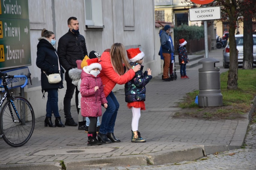 Dzieci oraz dorośli wyszli na ulicę, aby zobaczyć Mikołaje...