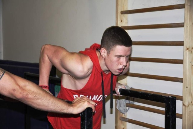 Mikołaj Topór na treningi street workout'u zdecydował się w trzeciej klasie gimnazjum